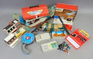 Großes Konvolut Vintage 1980er Galoob Micro Machines Spielset Autos Benzinkanister Garage etc. - Bild 1 von 11