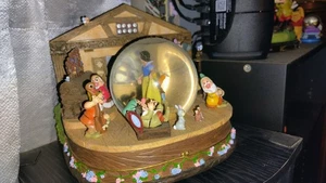 Disney Store Snow White and the Seven Dwarfs Music Box Snow Globe Yodel Song - Picture 1 of 11