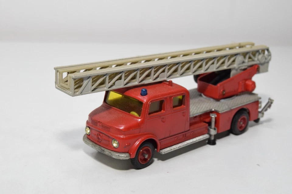 B67 1:55 SIKU V261 V 261 MERCEDES-BENZ BOMBEROS ESCALERA GIRATORIA METZ ABETO... Foto 1 de 4