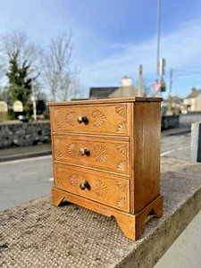 ANTIKE MINIATUR KRATZ GEBAUT LEHRLINGSSTÜCK HOLZ KOMMODE VINTAGE - Bild 1 von 20