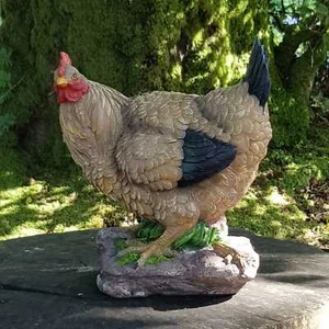 Pixieland Classic liegendes Huhn - Henne Harz Ornament - draußen oder drinnen - Bild 1 von 3