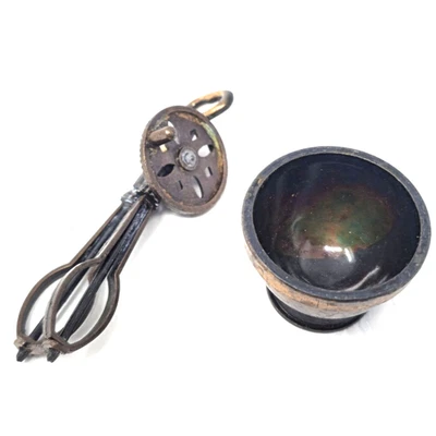 Mezclador batidor de huevos Durham Industries y tazón de metal para casa de muñecas miniatura 1976 de colección Foto 1 de 4