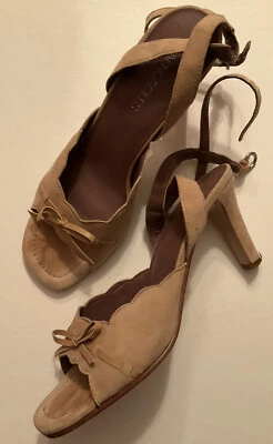 Sandálias aerossóis camurça salto alto tamanho 9 bege bronzeado laço tornozelo alça - Imagem 1 de 4