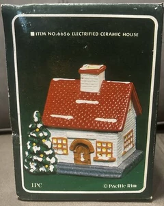 Casa de cerámica Pacific Rim Snow Village 6656 de colección se ilumina pintada a mano - Imagen 1 de 8