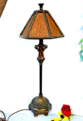 Lámpara de mesa de latón con pantalla de mimbre de ratán 29,5" de alto vintage Foto 1 de 4