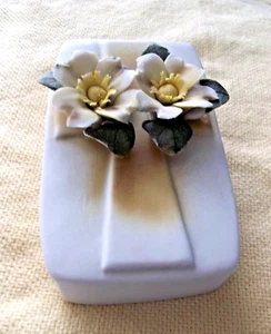 Geo Z Lefton China 2001 bisque porcelana cruz y caja de baratijas florales ¡Hermosa! - Imagen 1 de 3