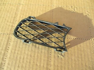 2004 VOLKSWAGEN TOUAREG 3.2 FRONT RIGHT FOG LIGHT GRILLE INSERT 7L6853684 - Picture 1 of 4