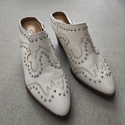 Botines mula cómodos de vaquera con tachuelas crema para mujer tacón 7,5 W Western Rodeo Foto 1 de 4