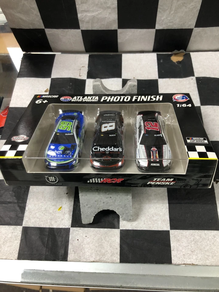 ATLANTA PHOTO FINISH Set Di 3 Auto 2024 Versione Raced 1:64 FXX2465ATLSET Action - Immagine 1 di 4
