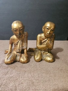 2 ANTIKE BURMESISCHE ODER THIA VERGOLDETE BUDDHISTISCHE MÖNCHE HOLZSTATUEN 19. - Bild 1 von 15