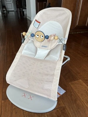 BABYBJORN Gorila Balance Suave, Color Rosa Nacarado/Blanco, Tela de Malla Foto 1 de 4