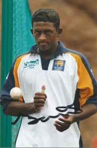 SRI LANKA CRICKET: AJANTHA MENDIS SIGNED 6x4 TRAINING PHOTO+COA **PROOF** - Picture 1 of 2