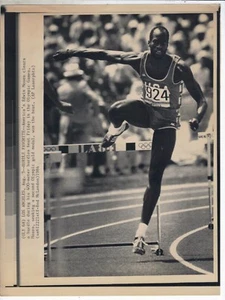  Original 1988 LA Olympics Wire Photo EDWIN MOSES WIns 400 Meter Hurdles Heat  - Picture 1 of 2