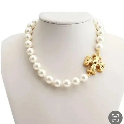 Collar Tory Burch Oro Perla Roxanne Logo. Foto 1 de 4