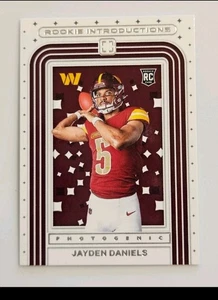 2024 Panini Photogenic - Rookie Introductions Jayden Daniels #7 (RC) - Bild 1 von 2