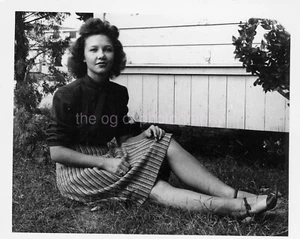 FOTO ENCONTRADA retrato vintage de niña de 1940 negro + blanco MUJER BONITA 411 LA 84 H - Imagen 1 de 1