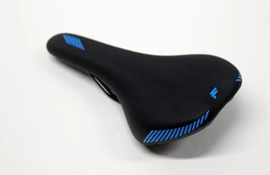 Focus MTB Sattel Schwarz mit blauem Logo 270 mm x 140 mm 320 Gramm NEU - Picture 1 of 2