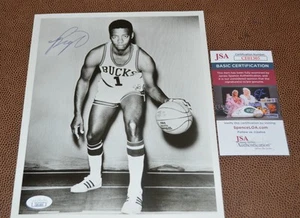 Oscar Robertson Milwaukee Bucks Autographed 8x10 JSA Authentication - Picture 1 of 2