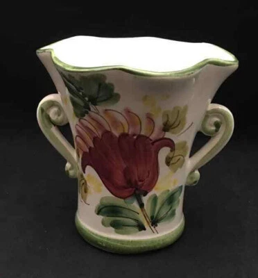 Florero italiano pintado a mano FTD - cerámica con dos asas y flores Foto 1 de 4