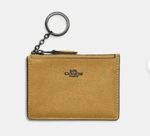 Nuevo con etiquetas. Funda de identificación delgada Coach Mini - Imagen 1 de 3