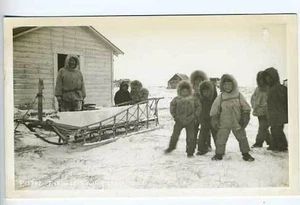 Alaska Eskimo Transportierend Eis Kinder RPPC Postkarte - Picture 1 of 1