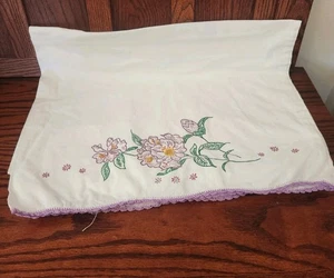 Set aus zwei Vintage Kissenbezügen mit Blumen lila Spitzenbesatz  - Bild 1 von 5