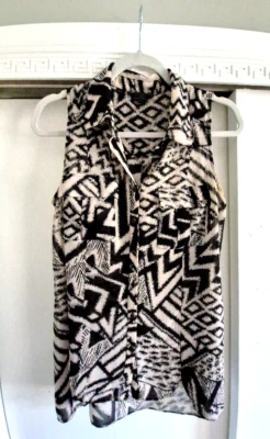 Blusa Guess Transparente Sin Mangas Cuello Geométrico Tostado y Negro Talla M Foto 1 de 4