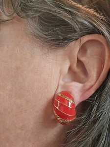 VINTAGE JOAN RIVERS GOLDFARBENE OHRCLIPS AUS METALL UND ROT - Bild 1 von 4