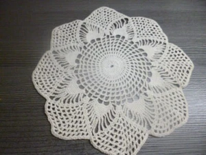 Von Oma: Schönes Häkeldeckchen 21 cm Spitzen-Decke Tischdecke Häkeldecke ! - Bild 1 von 1