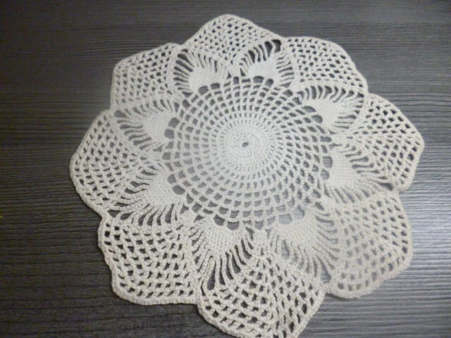 Von Oma: Schönes Häkeldeckchen 21 cm Spitzen-Decke Tischdecke Häkeldecke ! - Bild 1 von 1