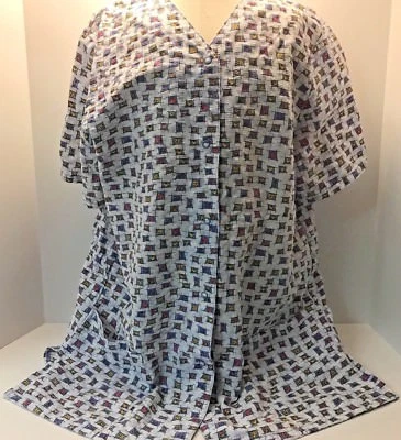 Blusa Médica SB Talla Mediana Azul Claro y Blanco Con Flores Enfermera a Presión Foto 1 de 3