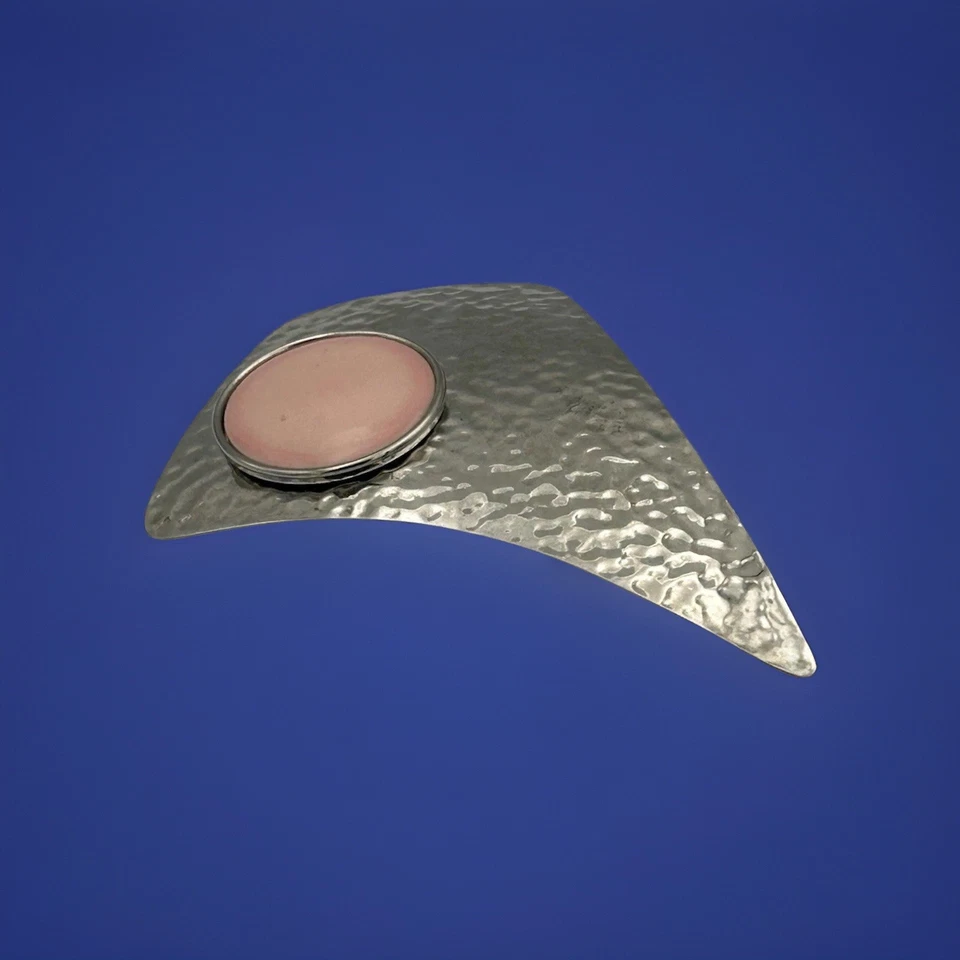 Broche prendedor de diseño modernista de metal martillado tono plata con piedra rosa grande Foto 1 de 4
