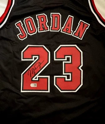 Camiseta deportiva negra firmada por Michael Jordan autografiada personalizada de los Chicago Bulls certificado de autenticidad Foto 1 de 4
