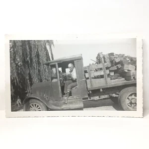Vintage Fundfoto Holzfäller LKW Mann mit Beinprothese selbstgebaut Metall selten - Bild 1 von 5