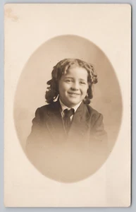 Postal RPPC Retrato de niño pequeño en traje - Imagen 1 de 2