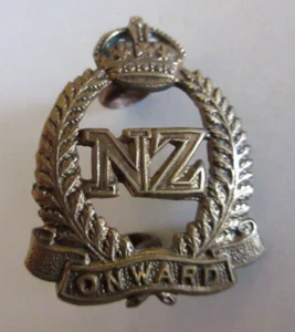 New Zealand Expeditionary Force Collar Badge - 'Onward' Motto - WWI - 2.8 cms - Imagen 1 de 8