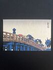 VINTAGE JAPANESE WOOD-BLOCK SHIJO BRIDGE TOKURIKI ARTIST POSTCARD RAIN Unused