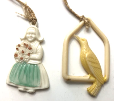 VTG Plastic Dutch Girl with Flowers & Bird on Swing Window Shade Pulls 2.5" - Image 1 of 3