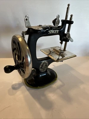 De colección. Máquina de coser Singer Toy emblema blanco. Artículo ideal para coleccionistas. Ht 7" Foto 1 de 4