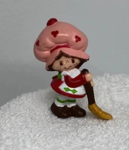 Strawberry Shortcake With Her Broom PVC Figure Strawberryland Miniatures - Picture 1 of 4