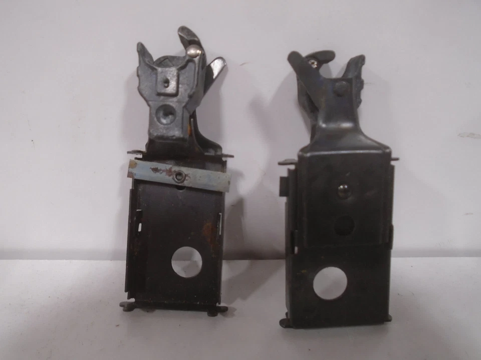 2 VINTAGE LIONEL #480-25 BASE PLATE AND COUPLER ASSEMBLIES - Image 1 of 1