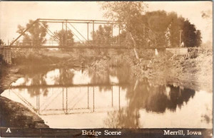 MERRILL, IOWA - GENTE - ESCENA PUENTE - ANTIGUA POSTAL CON FOTO REAL - Imagen 1 de 2