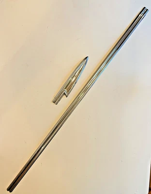 Ford Fairlane 1963 lado del conductor, izquierda, moldura de guardabarros con punta de lanza sin abolladuras Foto 1 de 4