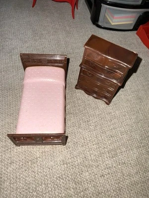 Vtg Renwal Dollhouse Bed B81 & Brown Dresser With Opening Draws B-85  See Pics - Image 1 of 4