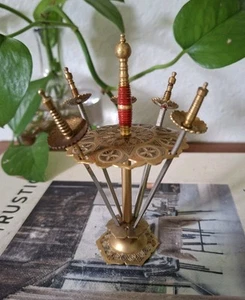 Mini Espada Vintage Toledo España Aperitivo Cóctel Pick Esmalte Latón Mediados de Siglo - Imagen 1 de 8