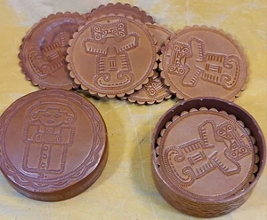 Posavasos de cuero auténtico diseño azteca 12 hechos a mano en relieve 2 diseñados - Imagen 1 de 7