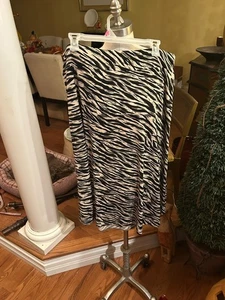 Jones Wear Women Skirt Large Black Animal Print look Poly Blend Pull On - Picture 1 of 5