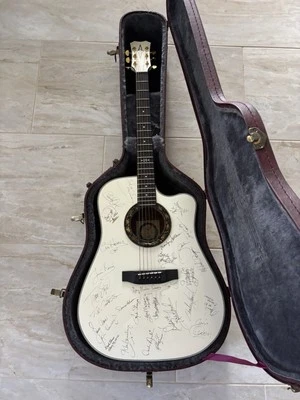 Guitarra acústica firmada Alvarez Artist Series, modelo 5088C-WH, con acabado blanco Foto 1 de 4