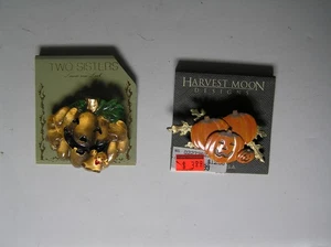 zwei Halloween Pins eins nach zwei Schwestern und eine von Harvest Moon Designs - Bild 1 von 4