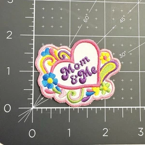 Pfadfinderin Mom & Me Aufnäher Anstecker Blumen Herz Mutter Liebe - Bild 1 von 3